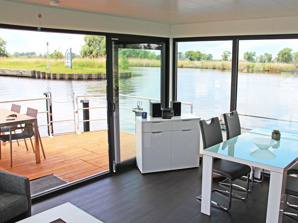 Hausboot in Ueckermuende
