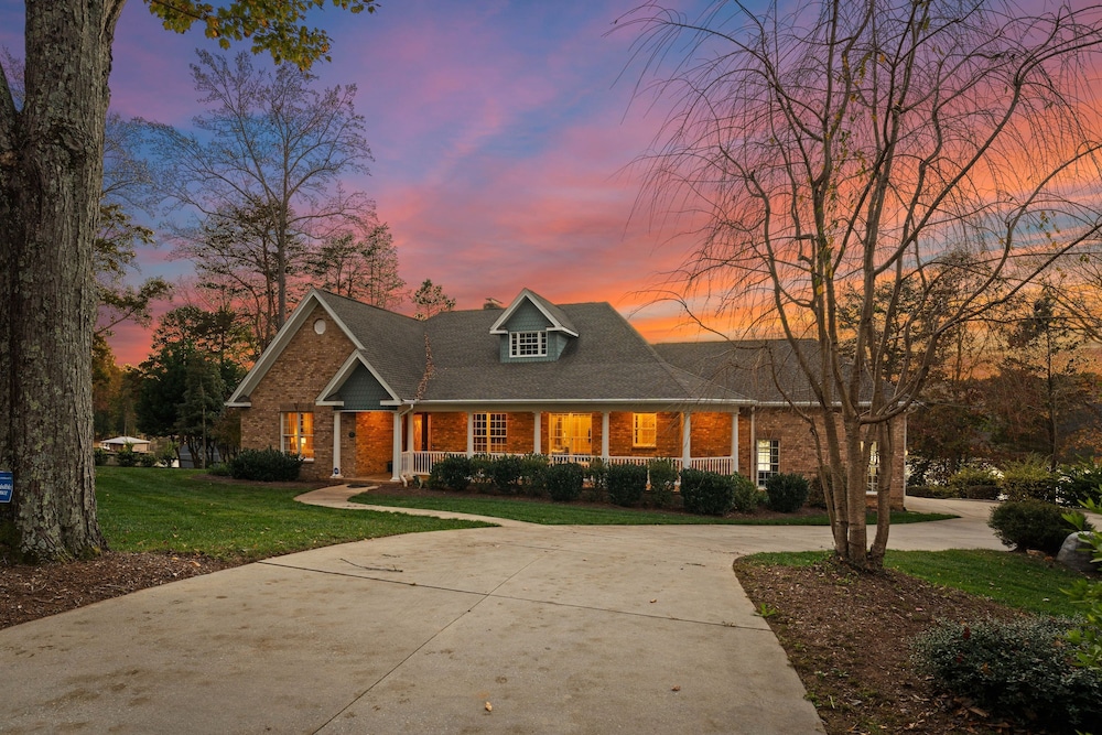 Sunset Pointe by Avantstay Waterfront Beach Fire Pit Sleeps 14 5bdr 4BA