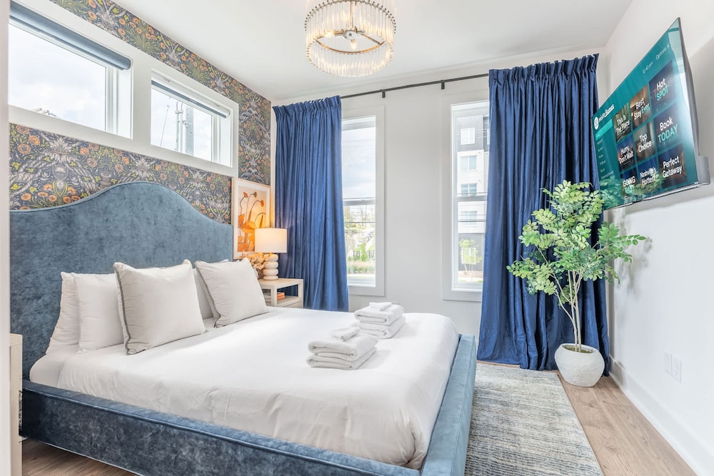 Luxe Group Stay With Hot Tub Rooftop Lounge
