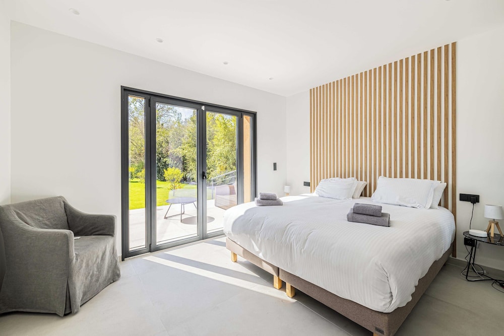 Modern Villa With Heated Pool and Garden