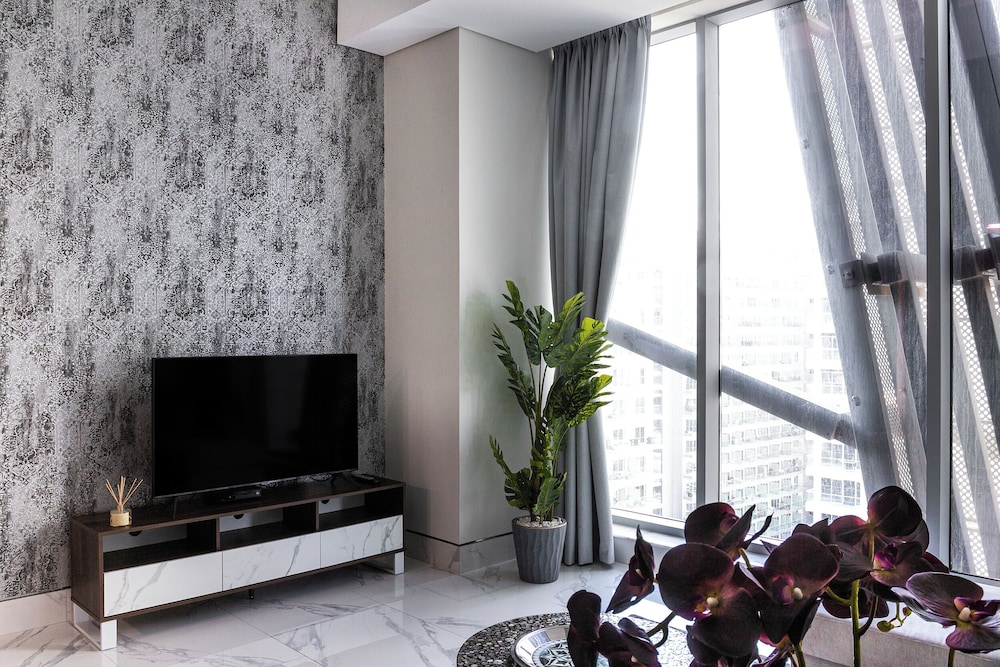 SIMPLY COMFORT Urban Chic Suites in J One Tower City & Canal Views