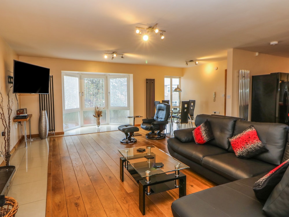 Darlington Vacations - Mead House - Property Image 6