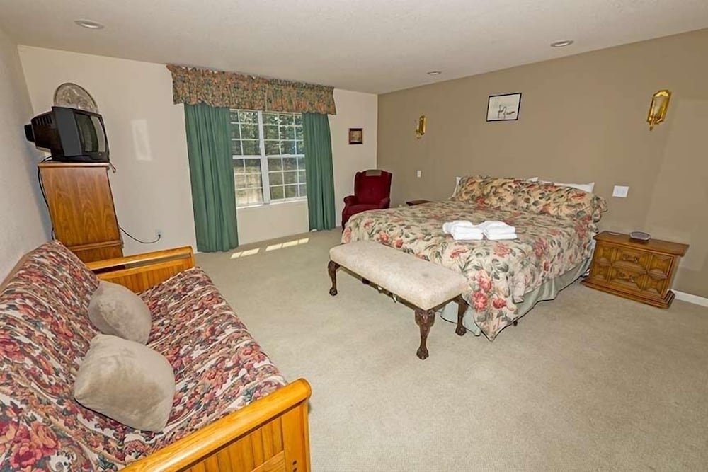 2184 Marshall Trail 5 Bedroom Home by RedAwning