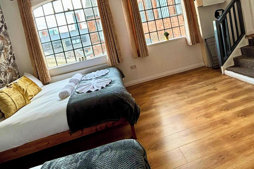 3 Bed Flat - Sleeps 8 - Parking - Wifi