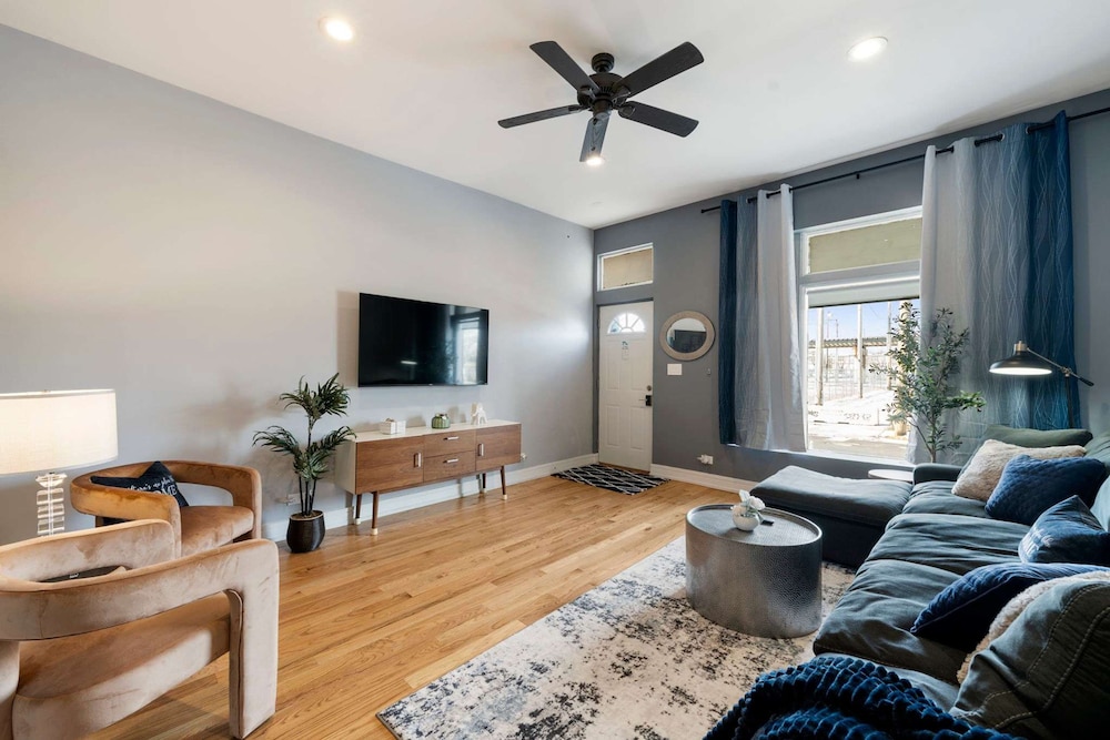 Cozy 2 Bed Home by West Loop With Parking Laundry