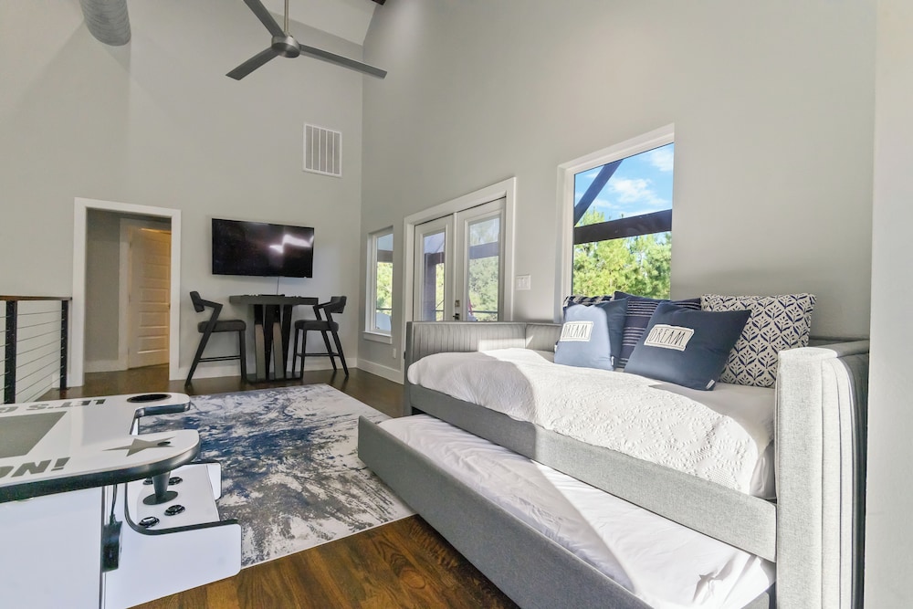 3 Mi to Lake: Cabin w/ Hot Tub in Broken Bow!