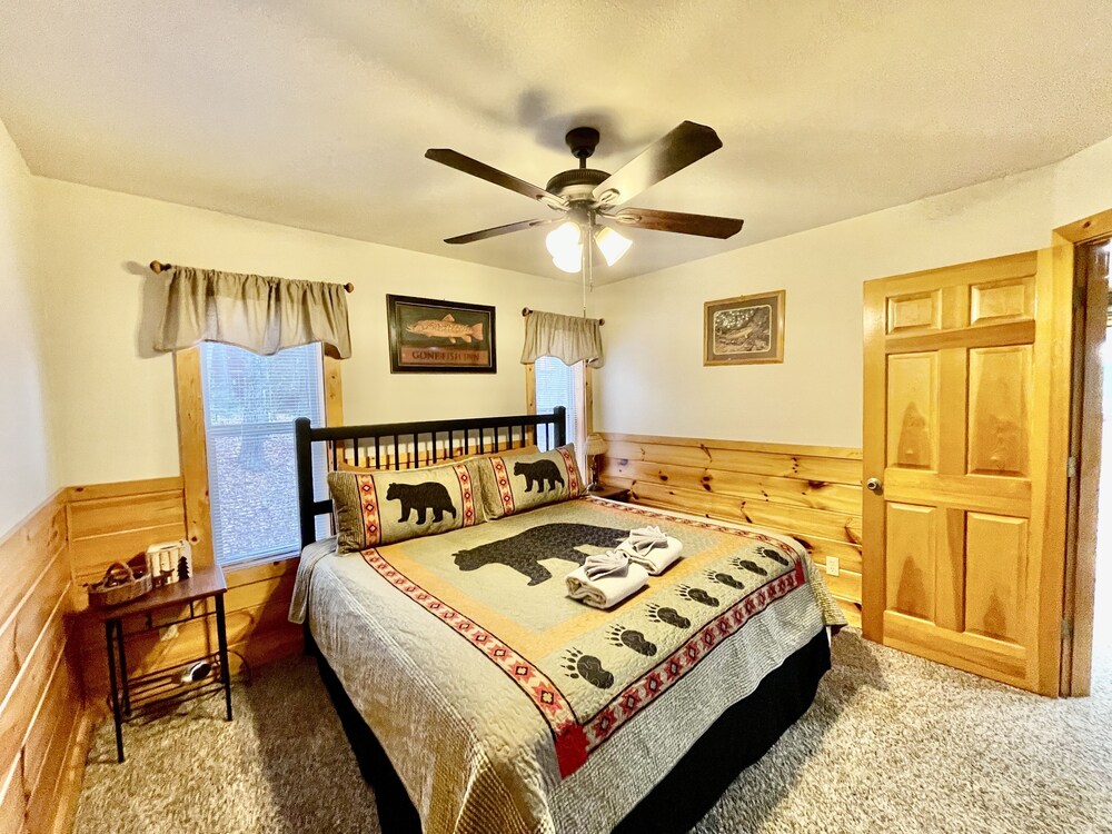 Picture Perfect 2 Bedroom Cabin by RedAwning - Property Image 25