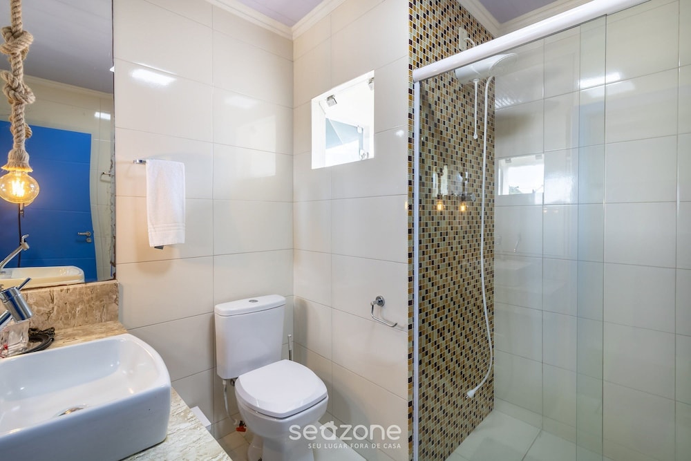 Apt w/ Balcony, 3 Bedrooms Close to Beach Rsu3842