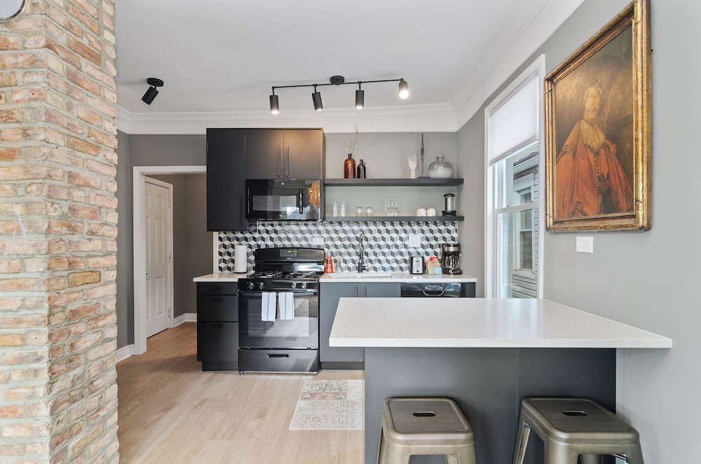 Spectacular Pilsen Studio for 2! by AllSet Turnover photo 4