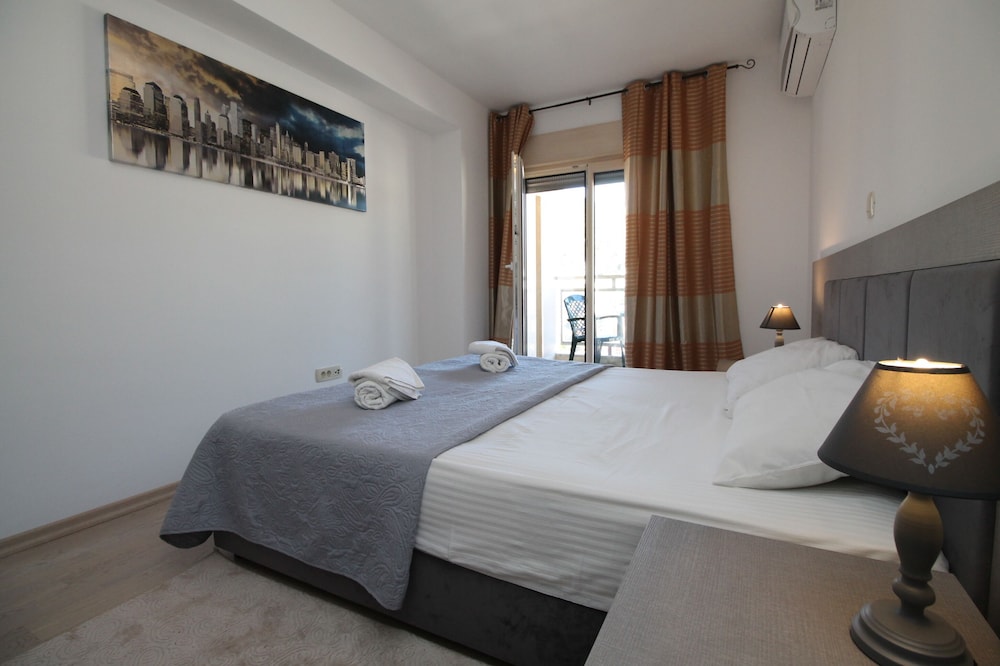 Fontana Lux Apartments view 2
