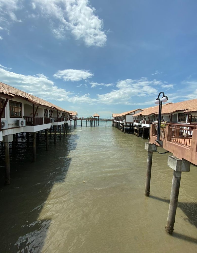 CMK & Private Water Chalet