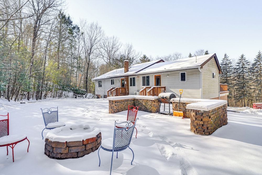 15 Mi to Ski Big Bear: Gem w/ Deck & Game Room