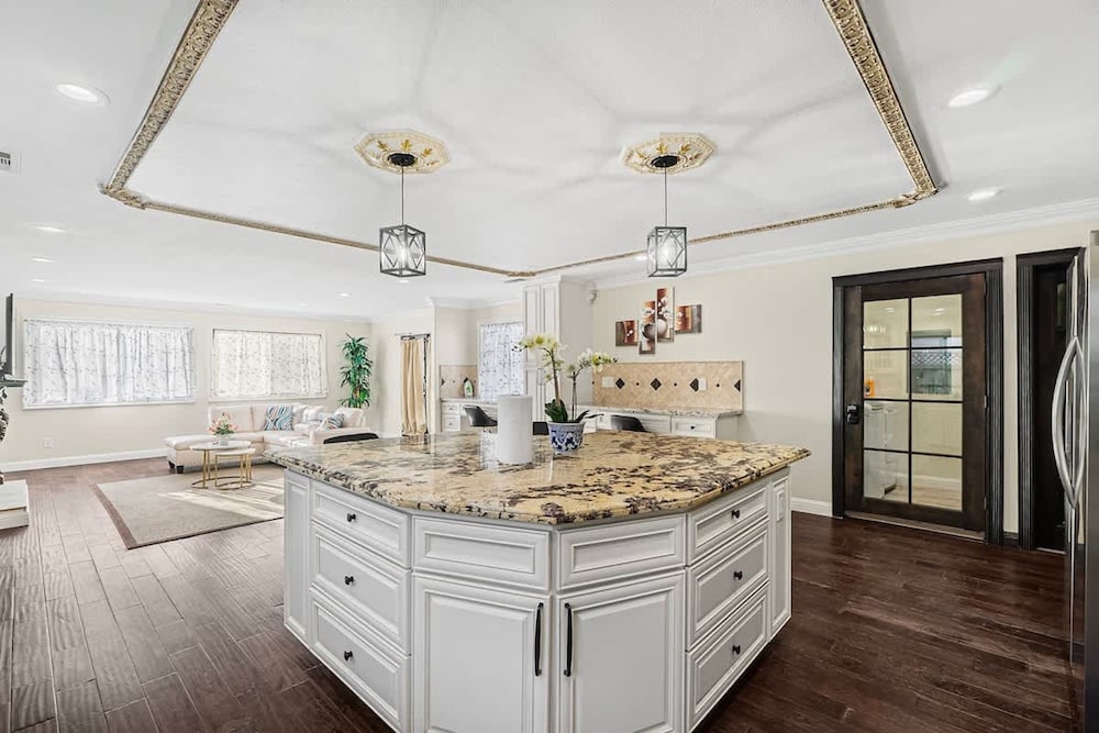 Stunning Roman Design 7bed5bath in Heart San Jose