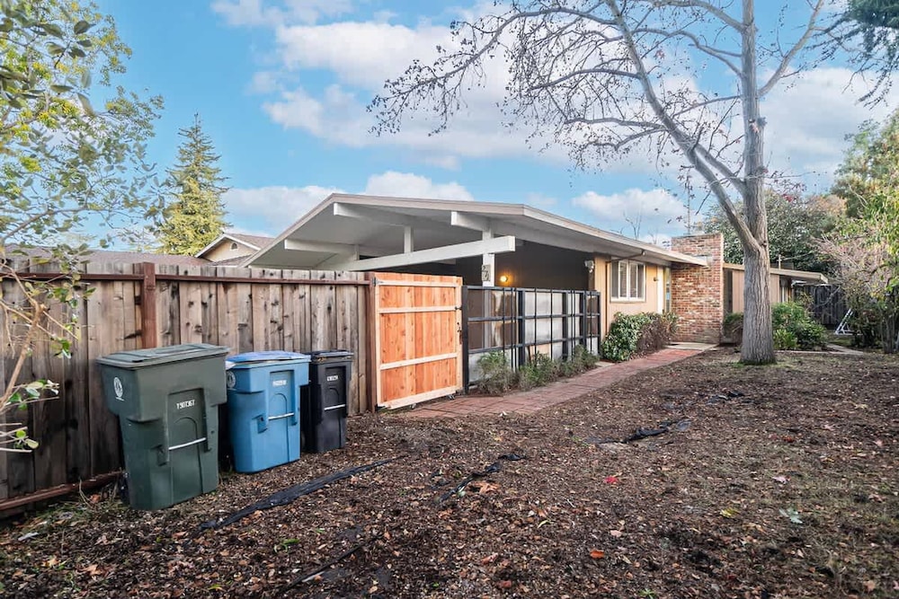 Entire 3br House With Playground