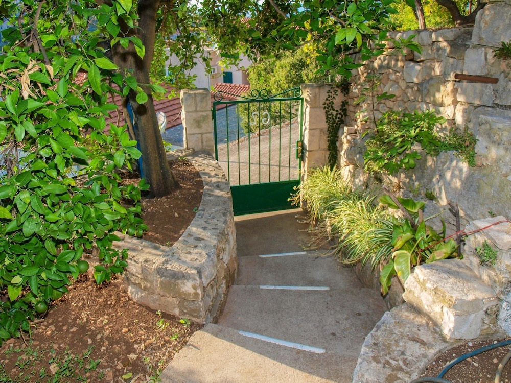 Romantic Apartment With big Garden and Grill view 4