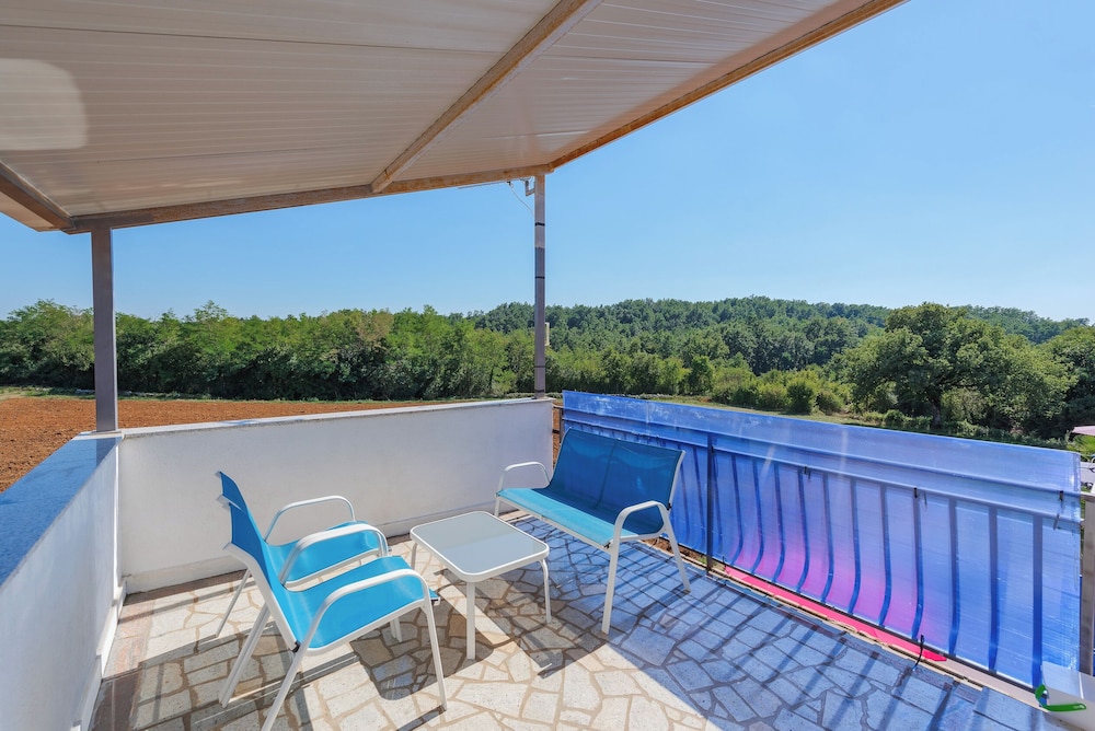 Family home with hydromassage pool & fun activities