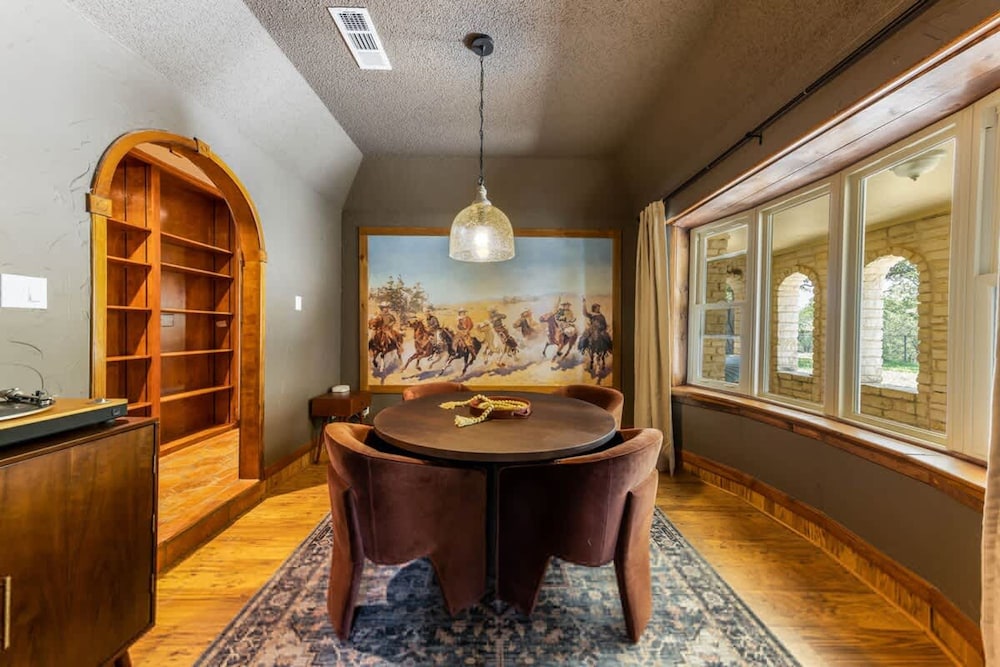 Spacious 90-acre Ranch Ideal for Families Reunions Events Sleeps 13 San Marcos River Access