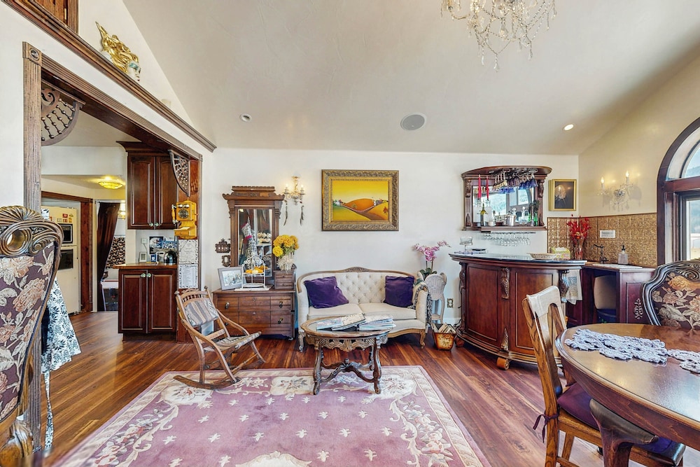 Unique 3br: Mountain Views, Hot Tub & Wood Stove
