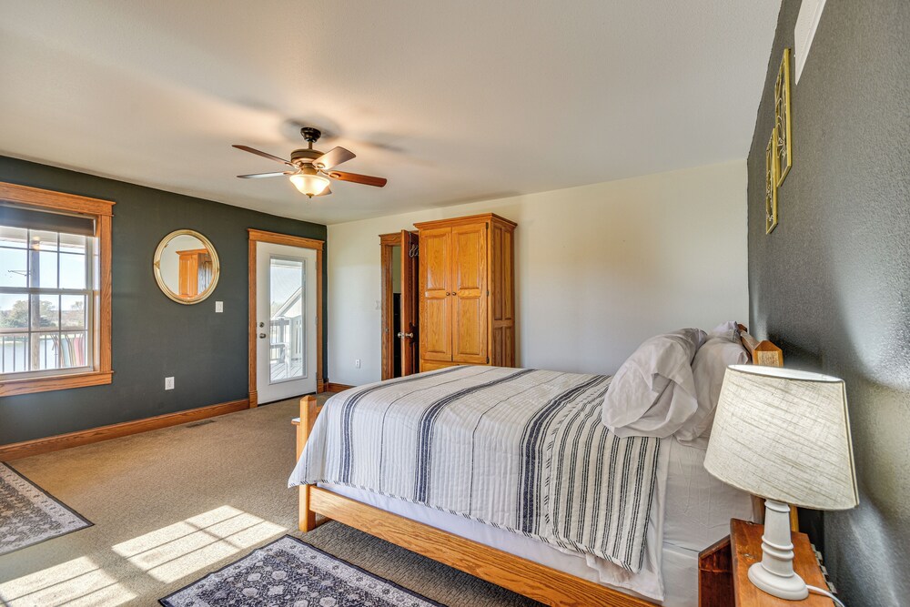 Pond Access & Fishing: 'cedar Lodge' in Versailles