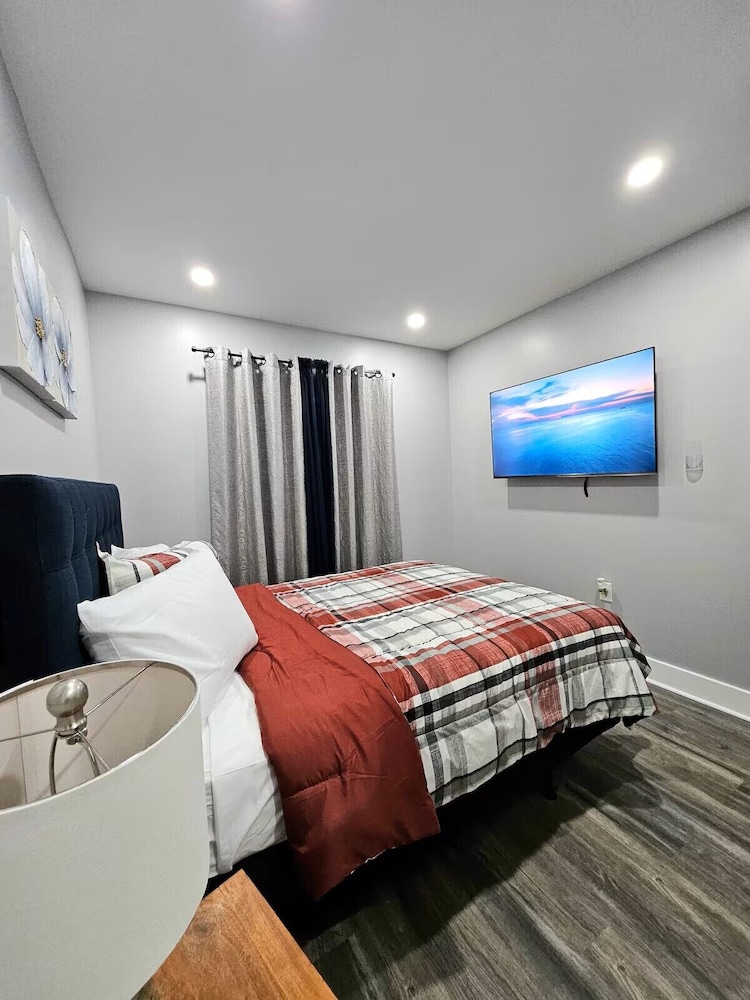 Cozy Home near City Center with Hot tub