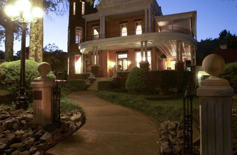 Hotel 1890 Williams House Inn - Image 1