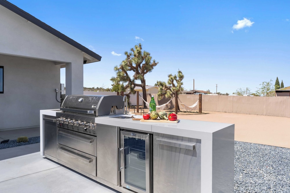 Bocce, Pool+spa, Game Room, Firepit Modern Oasis Yucca Haven by Avantstay