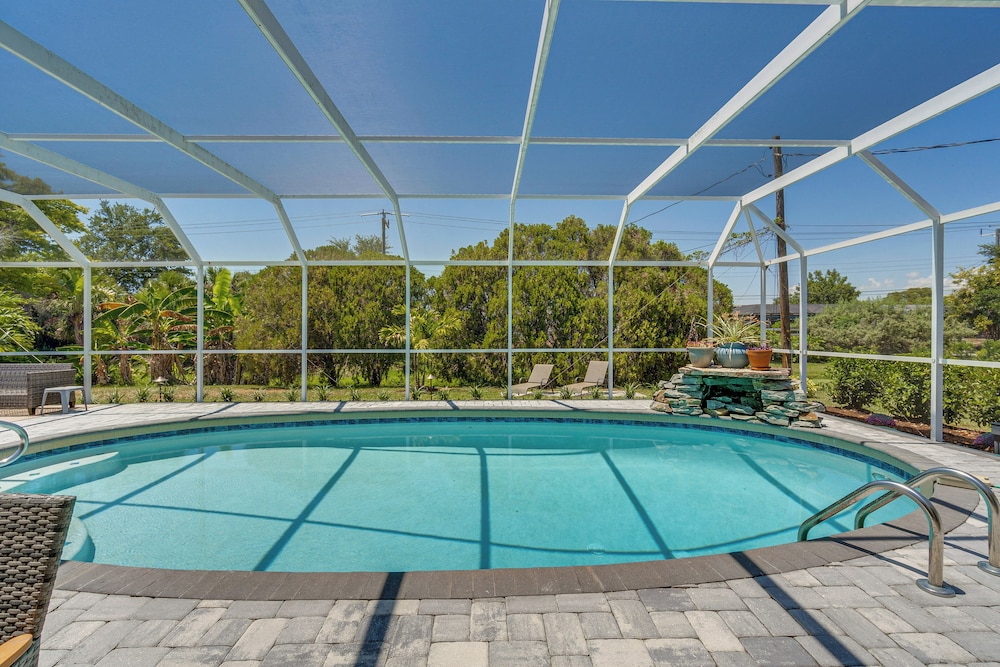 Sarasota Home w/ Pool: 4 Mi to Siesta Key Beach!