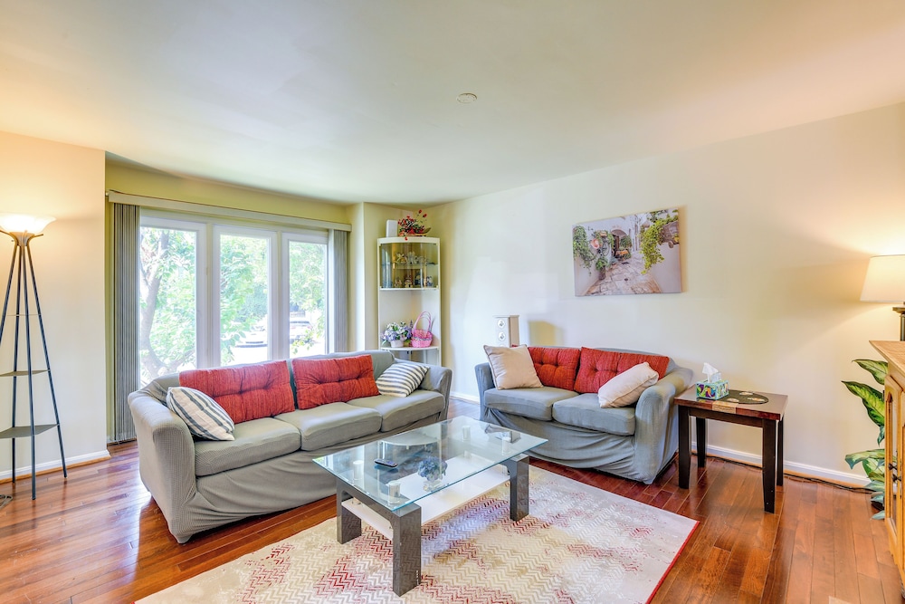 Close to Hospital & Dulles: Herndon Townhome