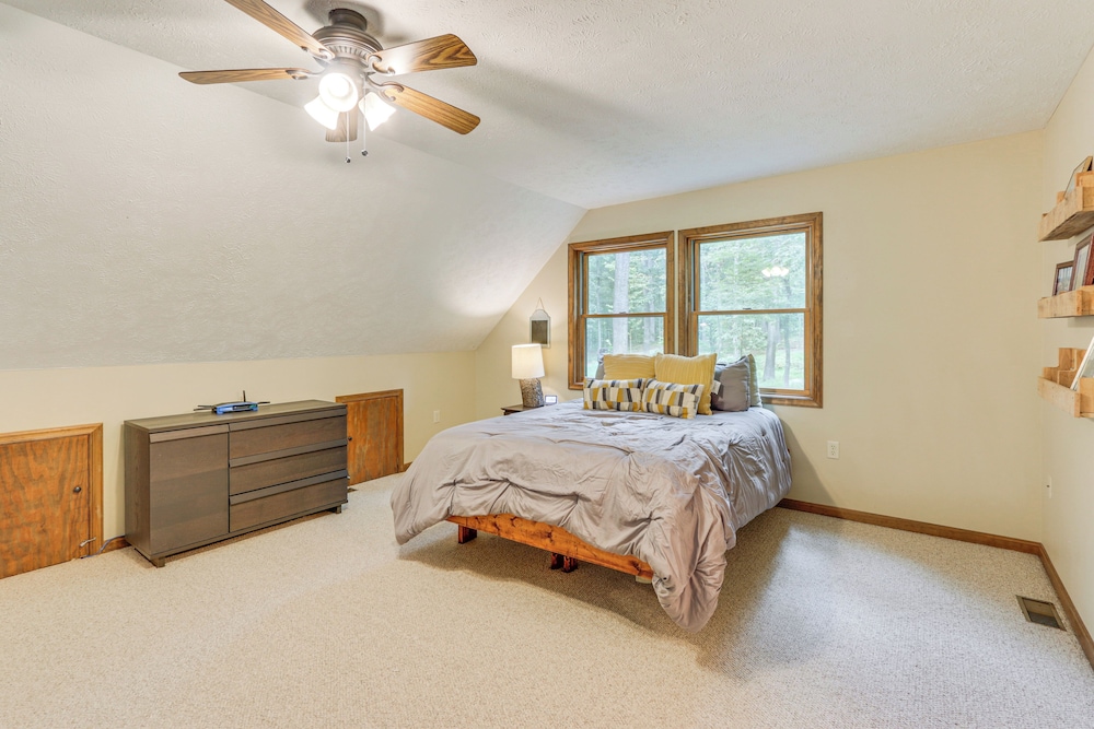 Great Cacapon Mtn Cabin w/ Private Hot Tub + Views