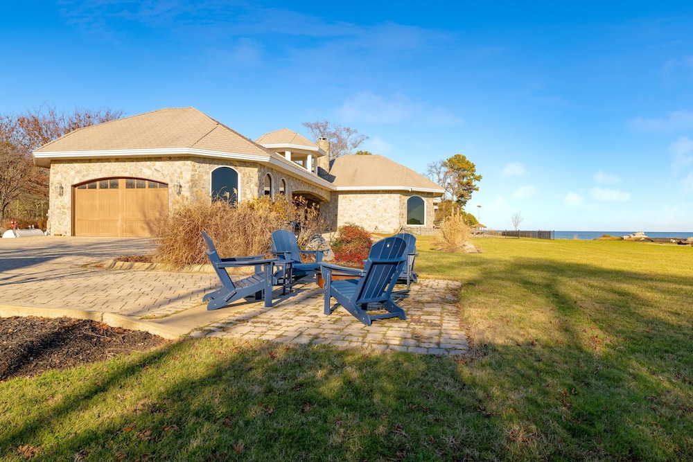 Bay Estate by Avantstay Waterfront Private Pond
