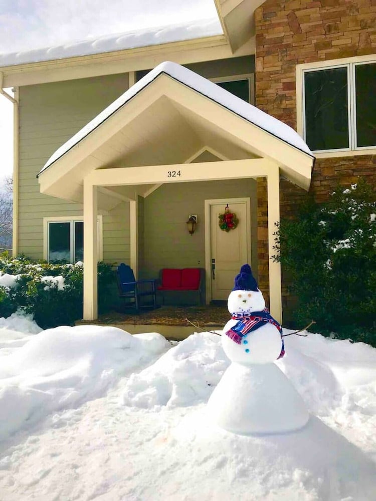 Spectacular 4BR Mountain Home Sleeps 12