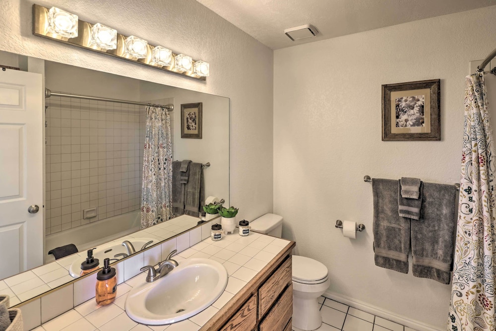 Lake Havasu Condo w/ Patio + Community Pool!