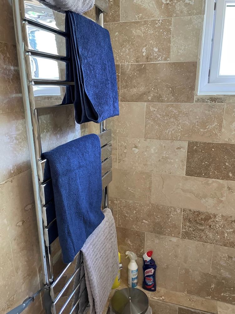 London Apartment - Sleeps 3-city Escape- Balcony