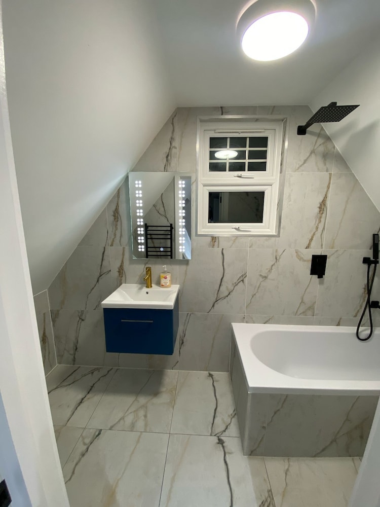 Dippen Hall Signature Apartment - Minutes From LGW