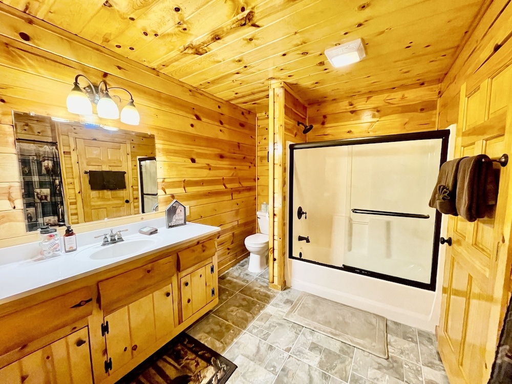 Little Sugar Camp 3 Bedroom Cabin by RedAwning