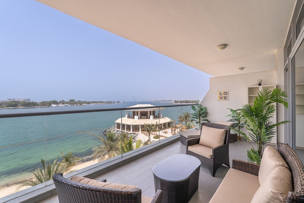 Peaceful and Airy 1-bedroom Apartment With the Palm Beach View