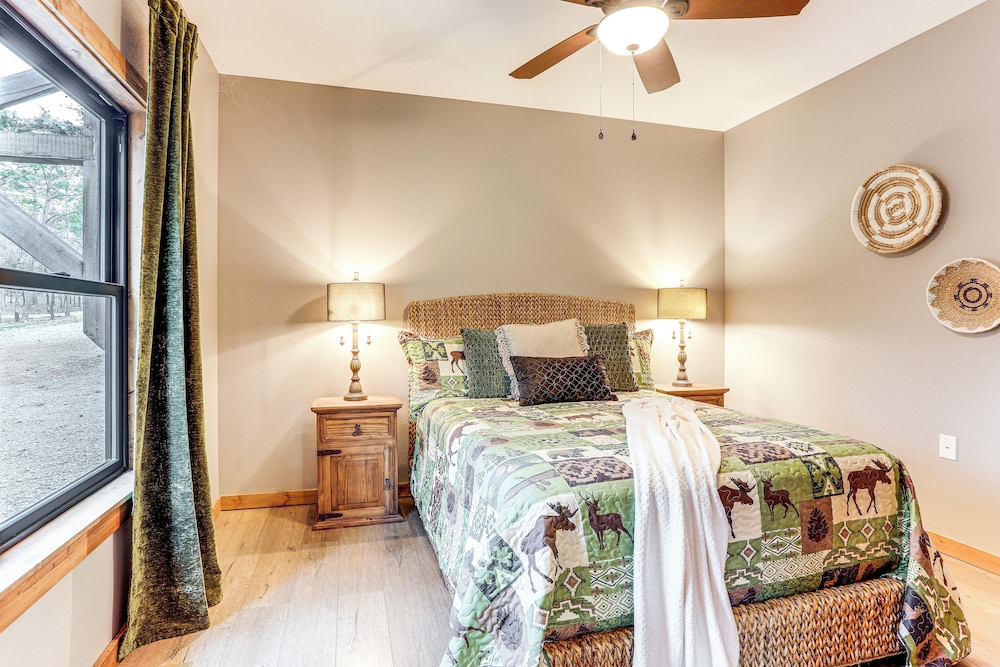 Lake Views & Golf Access at Secluded Drasco Lodge