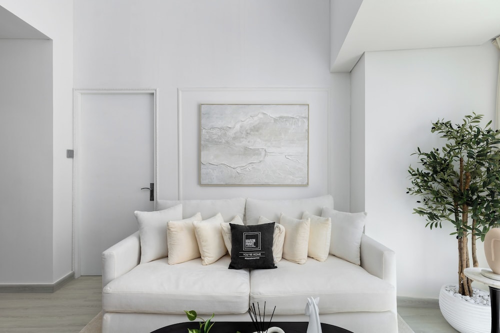 Maison Privee - Sleek Stay in Dubai Marina’s Famous Twisting Tower