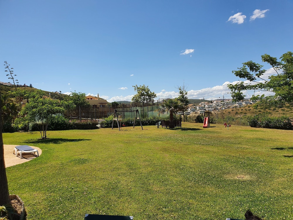 3 Bed Penthouse - Sleeps 8 - Pool - Sea View