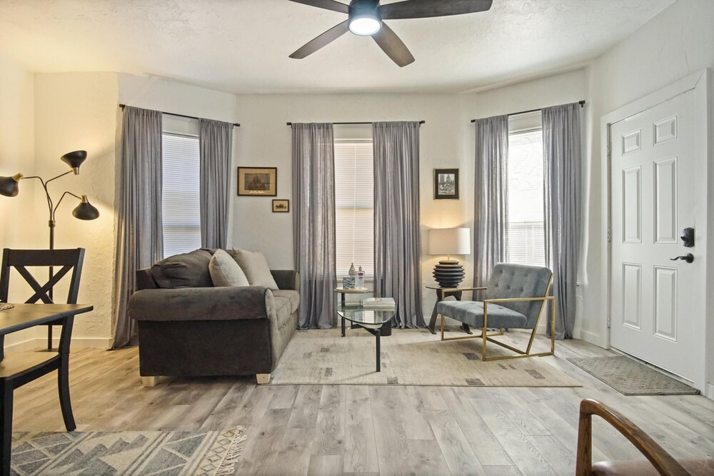 Oklahoma City Vacations - 3-story 6-bedroom 4 Bathrooms 3min-asian Dist - Property Image 56