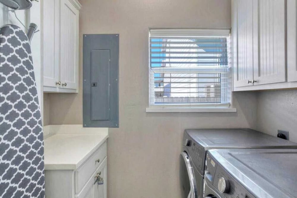Sleeps 24, 2 Homes 2blocks to the Beach, Pool, Game Room, Patio w/ Outdoor Bar