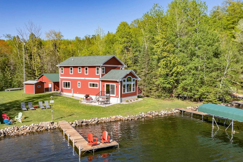 Spacious Lakeside Family Home on Big Bearskin Lake view 5