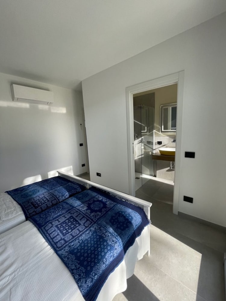 Fantastic Villa With Private Pool - Luxury Holidays on Private Island Albarella view 4