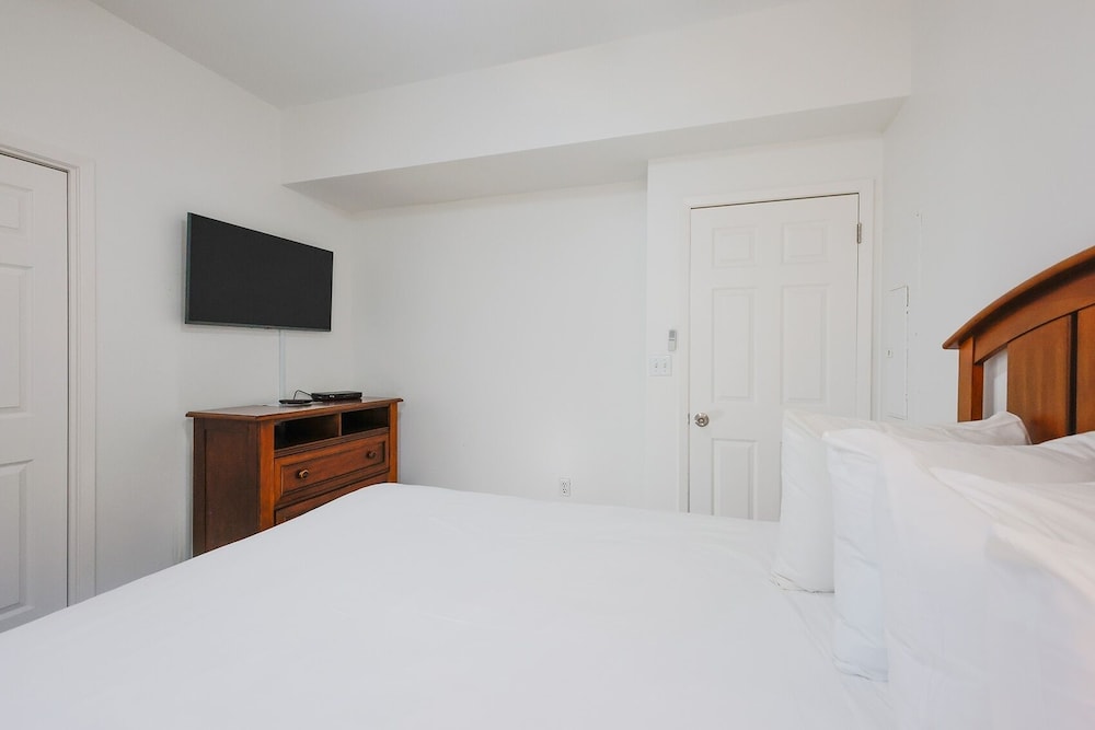 Phoenix Ii 2141 3 Bedroom Condo by RedAwning view 5