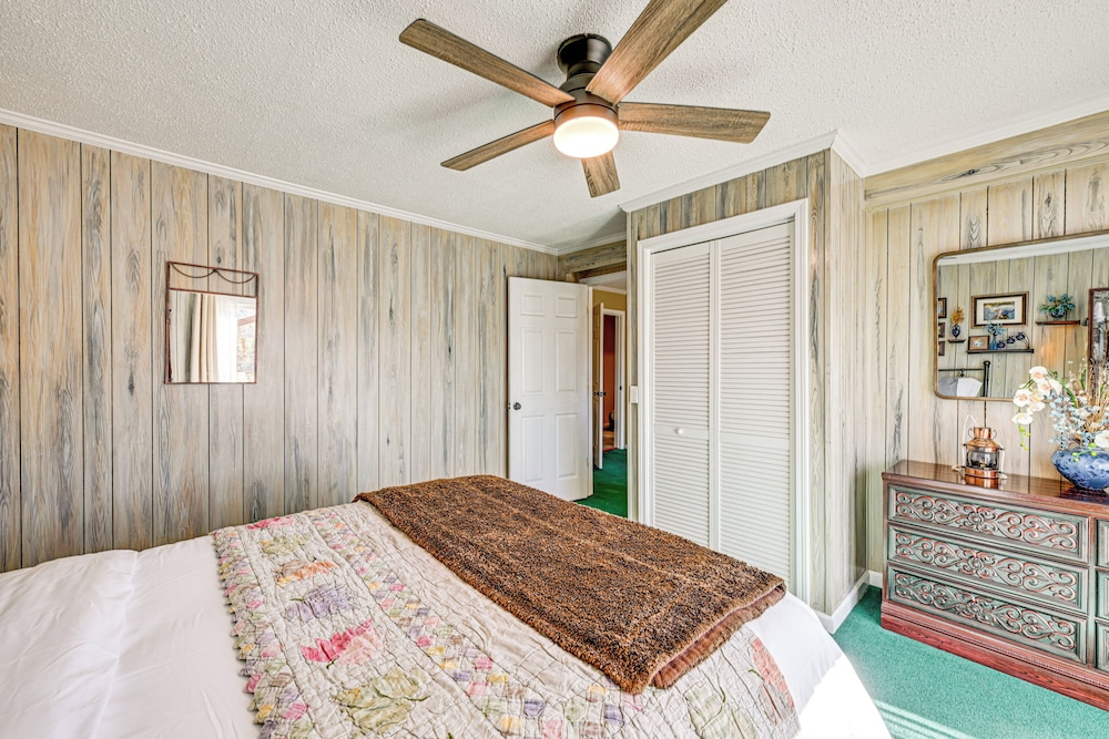 Lakefront Cabin Retreat w/ Dock in Robbinsville!