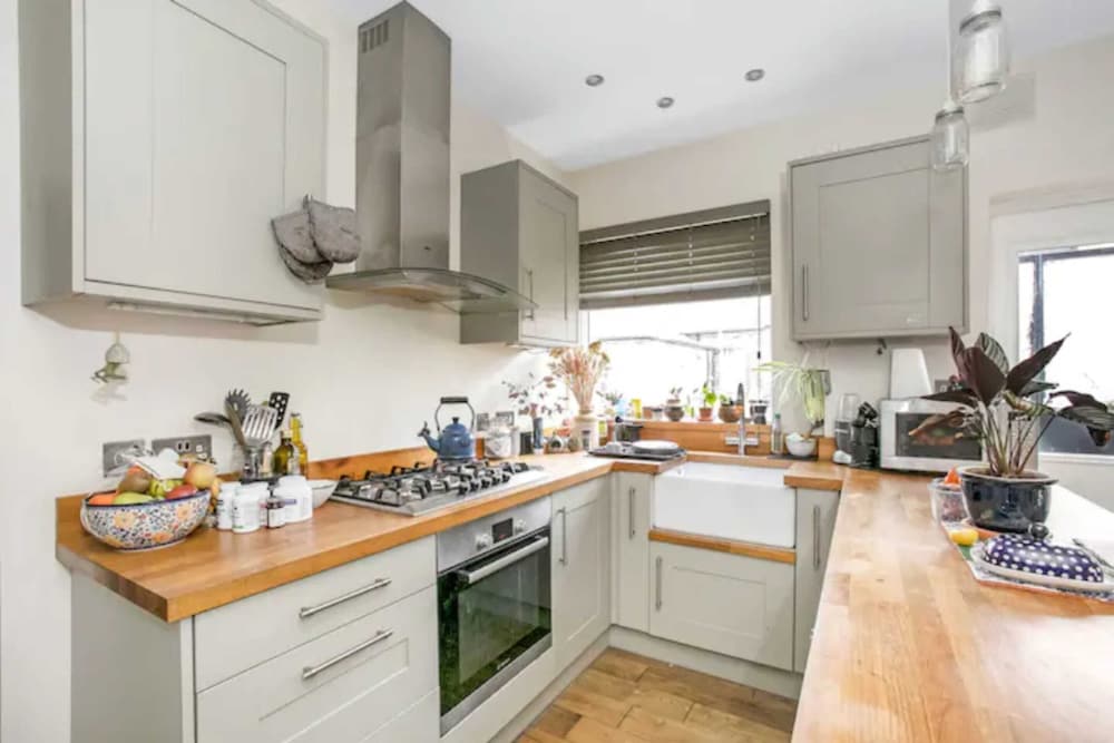 Gorgeous Refurbished 2 Bedroom Apartment With Garden