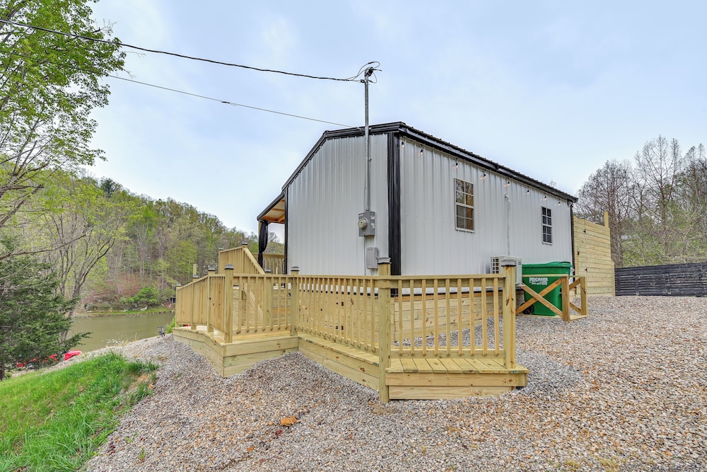 Hot Tub, Fire Pit: Lake-view Catlettsburg Getaway!
