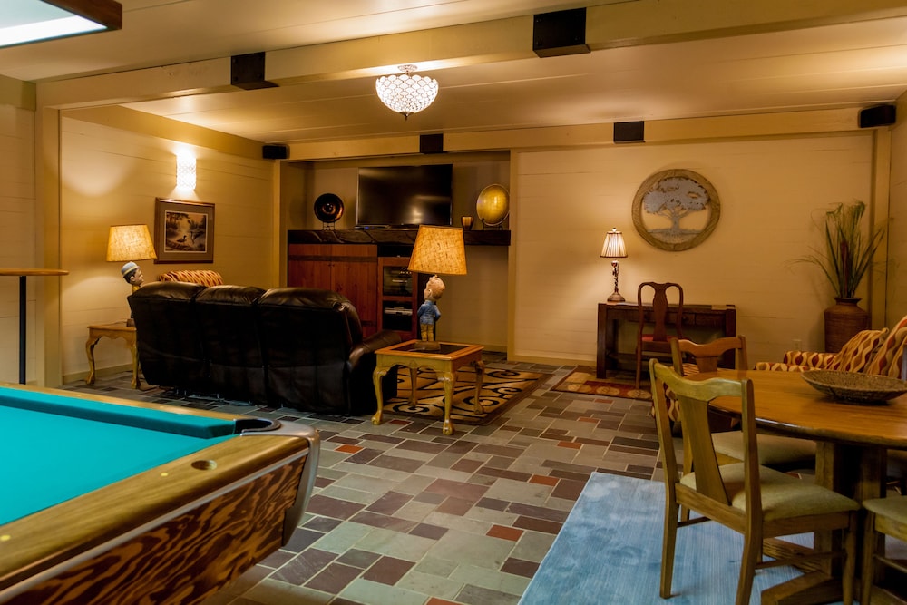 The Oakwood Inn Okoboji - Adults Only