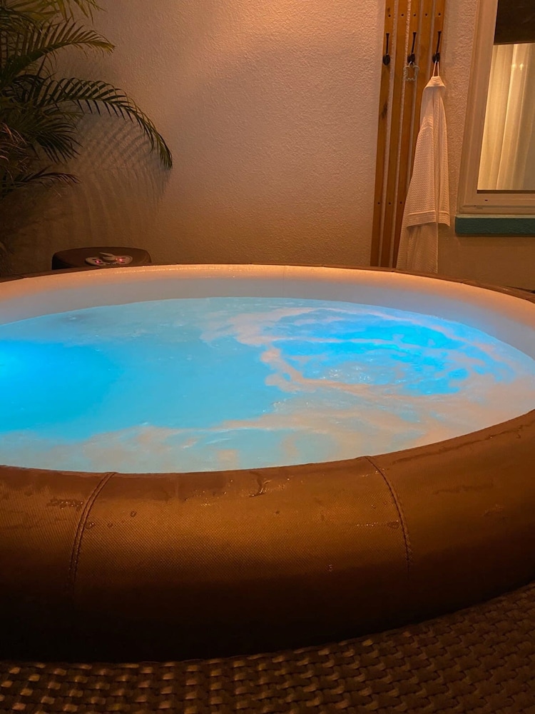Tropical Oasis With Hot Tub in Treasure Island