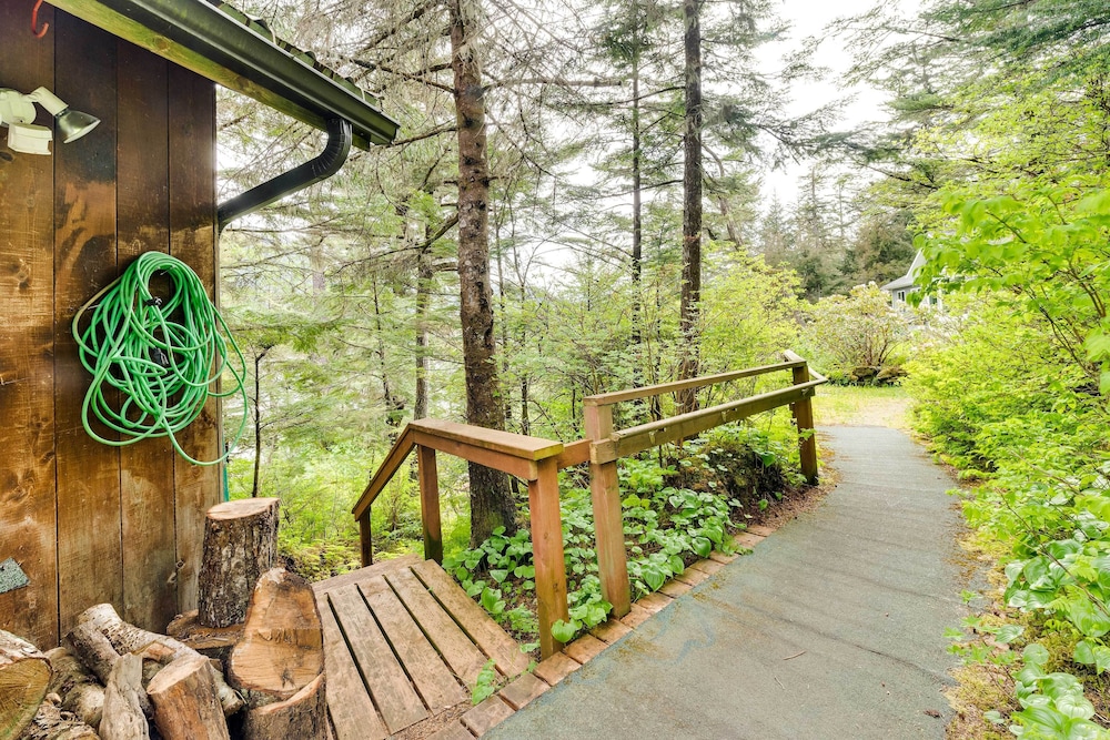 Juneau Vacations - Juneau Vacation Home: Stunning View  Beach Access - Property Image 9
